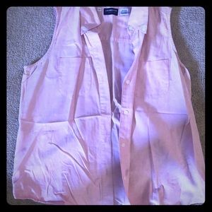 Sleeveless button down collar shirt.